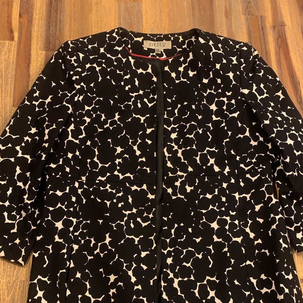 Kasper long dress coat with pockets. Size 10P